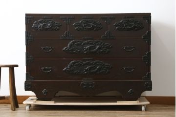 中古　美品!!　岩手民芸家具　存在感のある大振りの龍の金具が魅力的な南部車箪笥(南部箪笥、和たんす、衣装タンス、収納箪笥、整理箪笥、引き出し、サイドチェスト)(R-079265)