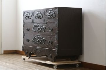 中古　美品!!　岩手民芸家具　存在感のある大振りの龍の金具が魅力的な南部車箪笥(南部箪笥、和たんす、衣装タンス、収納箪笥、整理箪笥、引き出し、サイドチェスト)(R-079265)