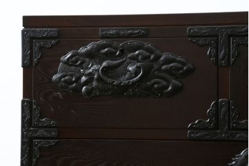 中古　美品!!　岩手民芸家具　存在感のある大振りの龍の金具が魅力的な南部車箪笥(南部箪笥、和たんす、衣装タンス、収納箪笥、整理箪笥、引き出し、サイドチェスト)(R-079265)