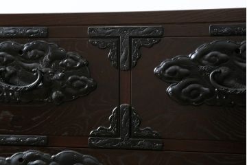 中古　美品!!　岩手民芸家具　存在感のある大振りの龍の金具が魅力的な南部車箪笥(南部箪笥、和たんす、衣装タンス、収納箪笥、整理箪笥、引き出し、サイドチェスト)(R-079265)