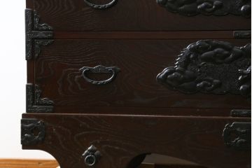 中古　美品!!　岩手民芸家具　存在感のある大振りの龍の金具が魅力的な南部車箪笥(南部箪笥、和たんす、衣装タンス、収納箪笥、整理箪笥、引き出し、サイドチェスト)(R-079265)