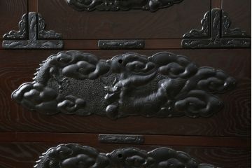 中古　美品!!　岩手民芸家具　存在感のある大振りの龍の金具が魅力的な南部車箪笥(南部箪笥、和たんす、衣装タンス、収納箪笥、整理箪笥、引き出し、サイドチェスト)(R-079265)