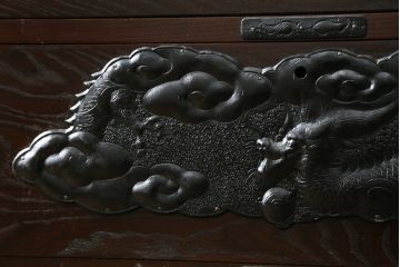 中古　美品!!　岩手民芸家具　存在感のある大振りの龍の金具が魅力的な南部車箪笥(南部箪笥、和たんす、衣装タンス、収納箪笥、整理箪笥、引き出し、サイドチェスト)(R-079265)