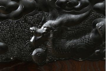 中古　美品!!　岩手民芸家具　存在感のある大振りの龍の金具が魅力的な南部車箪笥(南部箪笥、和たんす、衣装タンス、収納箪笥、整理箪笥、引き出し、サイドチェスト)(R-079265)