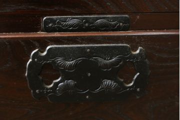 中古　美品!!　岩手民芸家具　存在感のある大振りの龍の金具が魅力的な南部車箪笥(南部箪笥、和たんす、衣装タンス、収納箪笥、整理箪笥、引き出し、サイドチェスト)(R-079265)