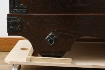 中古　美品!!　岩手民芸家具　存在感のある大振りの龍の金具が魅力的な南部車箪笥(南部箪笥、和たんす、衣装タンス、収納箪笥、整理箪笥、引き出し、サイドチェスト)(R-079265)