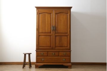 中古　美品　横浜ダニエル(daniel)　アーリーアメリカンシリーズ　気品ある佇まいが魅力的なワードローブ(洋服タンス、収納棚、戸棚、キャビネット)(定価約100万円)(R-079266)