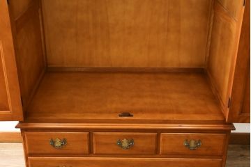 中古　美品　横浜ダニエル(daniel)　アーリーアメリカンシリーズ　気品ある佇まいが魅力的なワードローブ(洋服タンス、収納棚、戸棚、キャビネット)(定価約100万円)(R-079266)