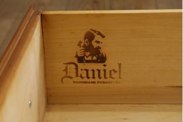 中古　美品　横浜ダニエル(daniel)　アーリーアメリカンシリーズ　気品ある佇まいが魅力的なワードローブ(洋服タンス、収納棚、戸棚、キャビネット)(定価約100万円)(R-079266)