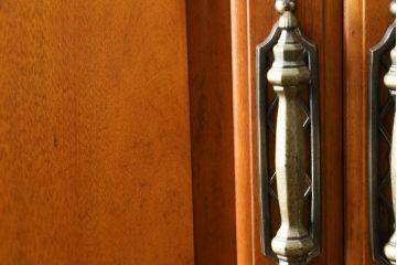 中古　美品　横浜ダニエル(daniel)　アーリーアメリカンシリーズ　気品ある佇まいが魅力的なワードローブ(洋服タンス、収納棚、戸棚、キャビネット)(定価約100万円)(R-079266)