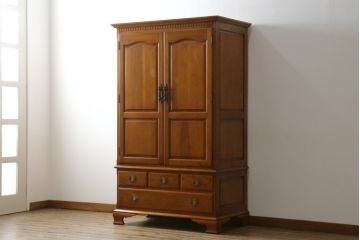 中古　美品　横浜ダニエル(daniel)　アーリーアメリカンシリーズ　気品ある佇まいが魅力的なワードローブ(洋服タンス、収納棚、戸棚、キャビネット)(定価約100万円)(R-079266)