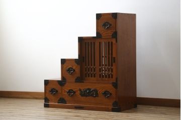 中古　美品　ニレ材　両面使いで場所を選ばずにお部屋づくりを楽しめる小振りな階段箪笥(和たんす、収納タンス、戸棚、引き出し)(R-079267)
