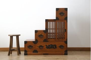 中古　美品　ニレ材　両面使いで場所を選ばずにお部屋づくりを楽しめる小振りな階段箪笥(和たんす、収納タンス、戸棚、引き出し)(R-079267)