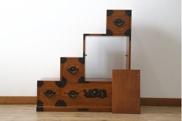 中古　美品　ニレ材　両面使いで場所を選ばずにお部屋づくりを楽しめる小振りな階段箪笥(和たんす、収納タンス、戸棚、引き出し)(R-079267)