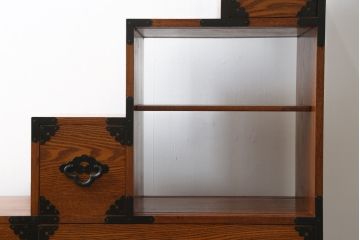 中古　美品　ニレ材　両面使いで場所を選ばずにお部屋づくりを楽しめる小振りな階段箪笥(和たんす、収納タンス、戸棚、引き出し)(R-079267)