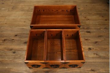 中古　美品　ニレ材　両面使いで場所を選ばずにお部屋づくりを楽しめる小振りな階段箪笥(和たんす、収納タンス、戸棚、引き出し)(R-079267)