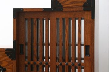 中古　美品　ニレ材　両面使いで場所を選ばずにお部屋づくりを楽しめる小振りな階段箪笥(和たんす、収納タンス、戸棚、引き出し)(R-079267)