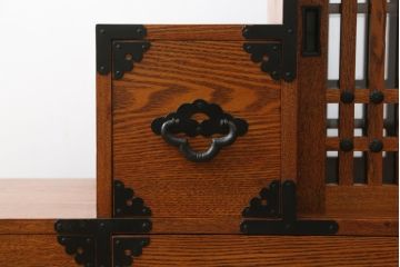 中古　美品　ニレ材　両面使いで場所を選ばずにお部屋づくりを楽しめる小振りな階段箪笥(和たんす、収納タンス、戸棚、引き出し)(R-079267)