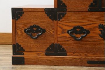 中古　美品　ニレ材　両面使いで場所を選ばずにお部屋づくりを楽しめる小振りな階段箪笥(和たんす、収納タンス、戸棚、引き出し)(R-079267)