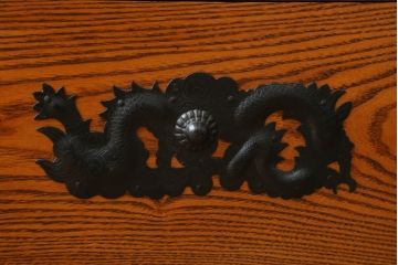 中古　美品　ニレ材　両面使いで場所を選ばずにお部屋づくりを楽しめる小振りな階段箪笥(和たんす、収納タンス、戸棚、引き出し)(R-079267)