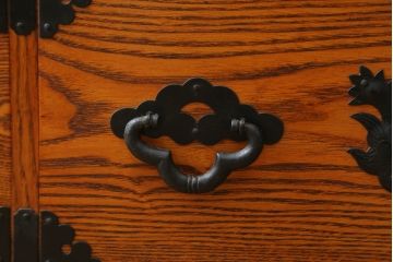 中古　美品　ニレ材　両面使いで場所を選ばずにお部屋づくりを楽しめる小振りな階段箪笥(和たんす、収納タンス、戸棚、引き出し)(R-079267)