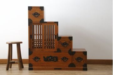 中古　美品　ニレ材　両面使いで場所を選ばずにお部屋づくりを楽しめる小振りな階段箪笥(和たんす、収納タンス、戸棚、引き出し)(R-079267)