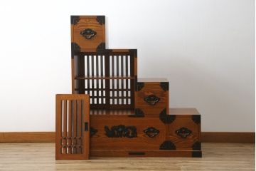 中古　美品　ニレ材　両面使いで場所を選ばずにお部屋づくりを楽しめる小振りな階段箪笥(和たんす、収納タンス、戸棚、引き出し)(R-079267)