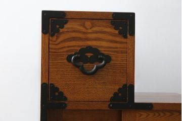中古　美品　ニレ材　両面使いで場所を選ばずにお部屋づくりを楽しめる小振りな階段箪笥(和たんす、収納タンス、戸棚、引き出し)(R-079267)