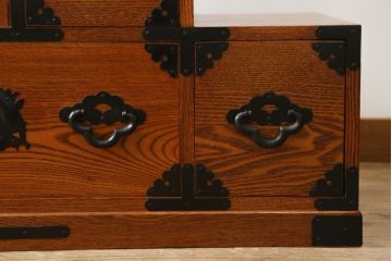 中古　美品　ニレ材　両面使いで場所を選ばずにお部屋づくりを楽しめる小振りな階段箪笥(和たんす、収納タンス、戸棚、引き出し)(R-079267)