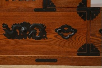 中古　美品　ニレ材　両面使いで場所を選ばずにお部屋づくりを楽しめる小振りな階段箪笥(和たんす、収納タンス、戸棚、引き出し)(R-079267)