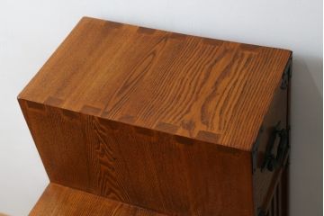 中古　美品　ニレ材　両面使いで場所を選ばずにお部屋づくりを楽しめる小振りな階段箪笥(和たんす、収納タンス、戸棚、引き出し)(R-079267)