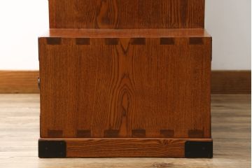 中古　美品　ニレ材　両面使いで場所を選ばずにお部屋づくりを楽しめる小振りな階段箪笥(和たんす、収納タンス、戸棚、引き出し)(R-079267)