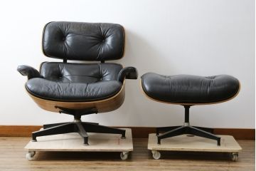 アメリカビンテージ　Hermanmiller(ハーマンミラー社)　希少!!　ローズウッド材　クラシック　身体を包み込むようなフォルムが魅力のイームズラウンジチェア&オットマン(本革、レザーチェア、椅子、イス、1人掛けソファ、1Pソファ、アームチェア、フットスツール、ヴィンテージ)(R-079269)