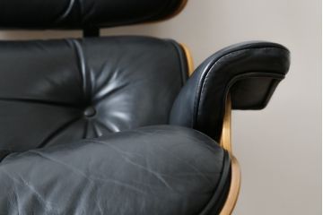 アメリカビンテージ　Hermanmiller(ハーマンミラー社)　希少!!　ローズウッド材　クラシック　身体を包み込むようなフォルムが魅力のイームズラウンジチェア&オットマン(本革、レザーチェア、椅子、イス、1人掛けソファ、1Pソファ、アームチェア、フットスツール、ヴィンテージ)(R-079269)