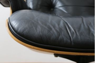 アメリカビンテージ　Hermanmiller(ハーマンミラー社)　希少!!　ローズウッド材　クラシック　身体を包み込むようなフォルムが魅力のイームズラウンジチェア&オットマン(本革、レザーチェア、椅子、イス、1人掛けソファ、1Pソファ、アームチェア、フットスツール、ヴィンテージ)(R-079269)