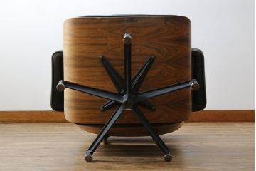 アメリカビンテージ　Hermanmiller(ハーマンミラー社)　希少!!　ローズウッド材　クラシック　身体を包み込むようなフォルムが魅力のイームズラウンジチェア&オットマン(本革、レザーチェア、椅子、イス、1人掛けソファ、1Pソファ、アームチェア、フットスツール、ヴィンテージ)(R-079269)