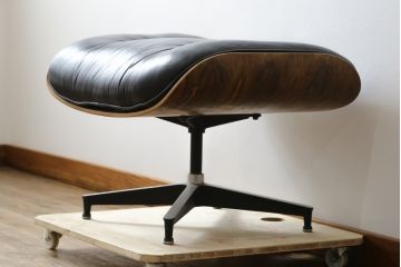 アメリカビンテージ　Hermanmiller(ハーマンミラー社)　希少!!　ローズウッド材　クラシック　身体を包み込むようなフォルムが魅力のイームズラウンジチェア&オットマン(本革、レザーチェア、椅子、イス、1人掛けソファ、1Pソファ、アームチェア、フットスツール、ヴィンテージ)(R-079269)