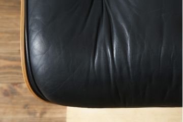 アメリカビンテージ　Hermanmiller(ハーマンミラー社)　希少!!　ローズウッド材　クラシック　身体を包み込むようなフォルムが魅力のイームズラウンジチェア&オットマン(本革、レザーチェア、椅子、イス、1人掛けソファ、1Pソファ、アームチェア、フットスツール、ヴィンテージ)(R-079269)
