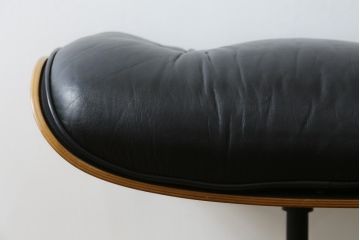 アメリカビンテージ　Hermanmiller(ハーマンミラー社)　希少!!　ローズウッド材　クラシック　身体を包み込むようなフォルムが魅力のイームズラウンジチェア&オットマン(本革、レザーチェア、椅子、イス、1人掛けソファ、1Pソファ、アームチェア、フットスツール、ヴィンテージ)(R-079269)