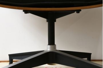アメリカビンテージ　Hermanmiller(ハーマンミラー社)　希少!!　ローズウッド材　クラシック　身体を包み込むようなフォルムが魅力のイームズラウンジチェア&オットマン(本革、レザーチェア、椅子、イス、1人掛けソファ、1Pソファ、アームチェア、フットスツール、ヴィンテージ)(R-079269)