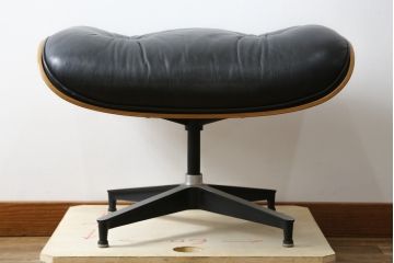 アメリカビンテージ　Hermanmiller(ハーマンミラー社)　希少!!　ローズウッド材　クラシック　身体を包み込むようなフォルムが魅力のイームズラウンジチェア&オットマン(本革、レザーチェア、椅子、イス、1人掛けソファ、1Pソファ、アームチェア、フットスツール、ヴィンテージ)(R-079269)