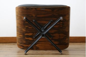 アメリカビンテージ　Hermanmiller(ハーマンミラー社)　希少!!　ローズウッド材　クラシック　身体を包み込むようなフォルムが魅力のイームズラウンジチェア&オットマン(本革、レザーチェア、椅子、イス、1人掛けソファ、1Pソファ、アームチェア、フットスツール、ヴィンテージ)(R-079269)