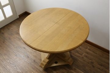ヨーロッパビンテージ　オーク材　脚の装飾がクラシカルな雰囲気を醸し出すエクステンションテーブル(ダイニングテーブル、丸テーブル、ラウンドテーブル、円卓、オーバルテーブル、食卓、4人掛け、6人掛け、ヴィンテージ)(R-079271)