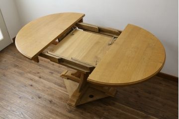 ヨーロッパビンテージ　オーク材　脚の装飾がクラシカルな雰囲気を醸し出すエクステンションテーブル(ダイニングテーブル、丸テーブル、ラウンドテーブル、円卓、オーバルテーブル、食卓、4人掛け、6人掛け、ヴィンテージ)(R-079271)