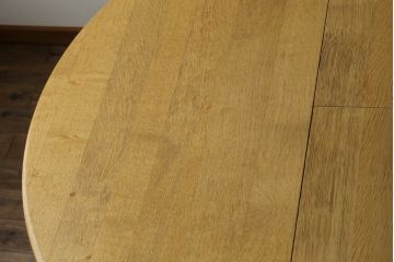 ヨーロッパビンテージ　オーク材　脚の装飾がクラシカルな雰囲気を醸し出すエクステンションテーブル(ダイニングテーブル、丸テーブル、ラウンドテーブル、円卓、オーバルテーブル、食卓、4人掛け、6人掛け、ヴィンテージ)(R-079271)