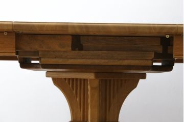 ヨーロッパビンテージ　オーク材　脚の装飾がクラシカルな雰囲気を醸し出すエクステンションテーブル(ダイニングテーブル、丸テーブル、ラウンドテーブル、円卓、オーバルテーブル、食卓、4人掛け、6人掛け、ヴィンテージ)(R-079271)