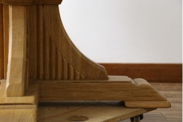 ヨーロッパビンテージ　オーク材　脚の装飾がクラシカルな雰囲気を醸し出すエクステンションテーブル(ダイニングテーブル、丸テーブル、ラウンドテーブル、円卓、オーバルテーブル、食卓、4人掛け、6人掛け、ヴィンテージ)(R-079271)
