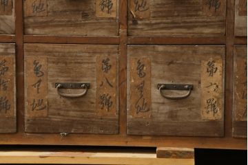 和製アンティーク　明治大正期　引き出し14杯　情緒が感じられる古い木味のローチェスト(時代箪笥、和たんす、収納箪笥、薬箪笥、小物収納、引き出し、ローボード、テレビ台、TV台、TVボード)(R-079274)