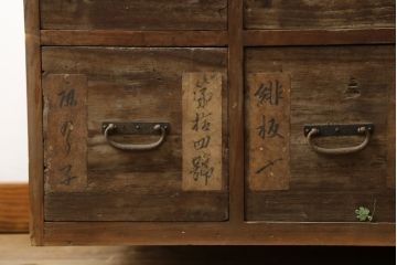 和製アンティーク　明治大正期　引き出し14杯　情緒が感じられる古い木味のローチェスト(時代箪笥、和たんす、収納箪笥、薬箪笥、小物収納、引き出し、ローボード、テレビ台、TV台、TVボード)(R-079274)