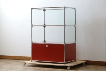 中古　超美品!!　スイス　USMハラー(USM Haller)　目を引くビビッドカラーがおしゃれなモダンデザインのキャビネット(ガラス棚、戸棚、収納棚、飾り棚、陳列棚、ディスプレイ棚、店舗什器)(定価約32万円)(R-079277)